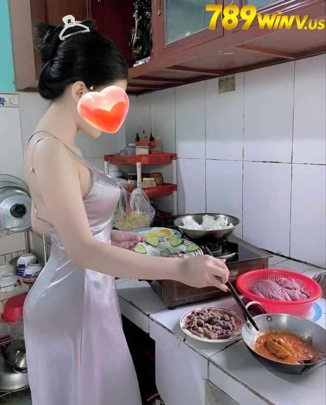 Hình ảnh gái xinh đang nấu ăn siêu dam dang